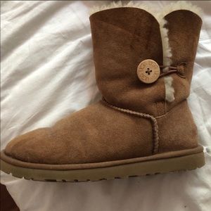 Bailey Button Chestnut Uggs